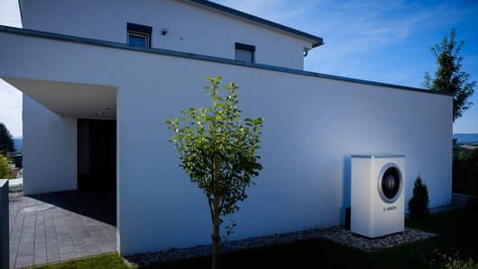 Hier sehen Sie das Einfamilienhaus in Plochingen, auf dem auch eine Solaranlage Strom erzeugt (Foto: Bosch)