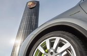 Die 25 Meter hohe und 37 Tonnen schwere Stahlkonstruktion im Technologiepark Berlin-Adlershof erzeugt mit einer konvexen Fassade aus 7.776 Solarzellen bis zu 30.000 Kilowattstunden Solarstrom pro Jahr. Foto: Porsche