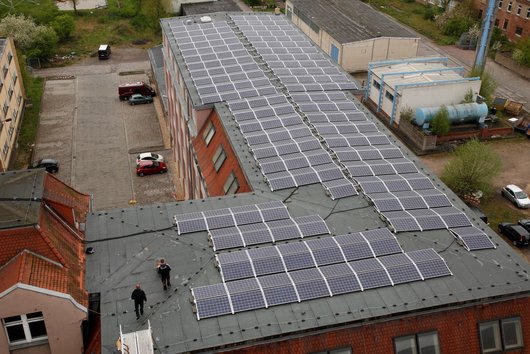 Hier sehen Sie die Solarmodule auf dem Leipziger Hubfeld Center (Foto: Martin Pieske)