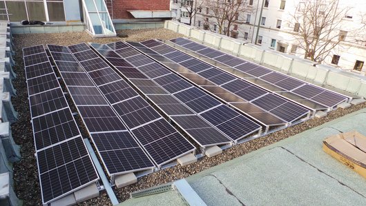 Photovoltaik-Anlage auf dem Dach des Düsseldorfer Factory Campus (Foto: NATURSTROM AG)