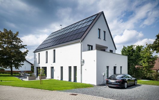 Beim Sonnenhaus in Döhlau erzeugt eine große Solarthermie- und Photovoltaikanlagen Energie für Wärme, Strom und Mobilität. (Foto: Sonnenhaus-Institut / Udo Geisler)