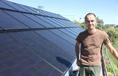 Die Strom- und Wärmeversorgung übernehmen große Photovoltaik- und Solarthermie-Anlagen auf dem Dach und an der Fassade. (Foto: Sonnenhaus-Institut / Ina Röpcke)