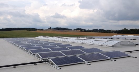 Hier sehen Sie die PV-Anlagen auf dem Hallendach (Foto: IBC Solar)