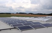 Hier sehen Sie die PV-Anlagen auf dem Hallendach (Foto: IBC Solar)