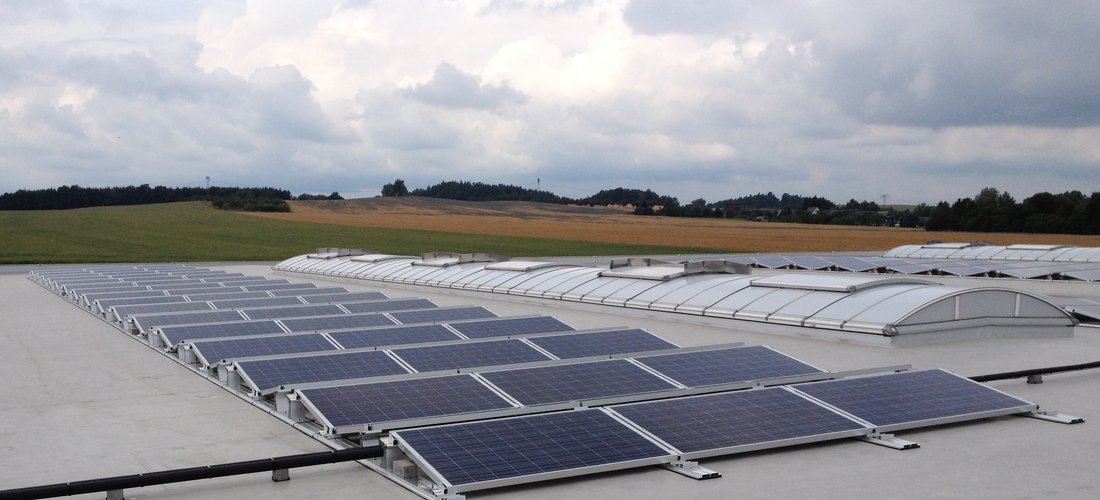 Hier sehen Sie die PV-Anlagen auf dem Hallendach (Foto: IBC Solar)