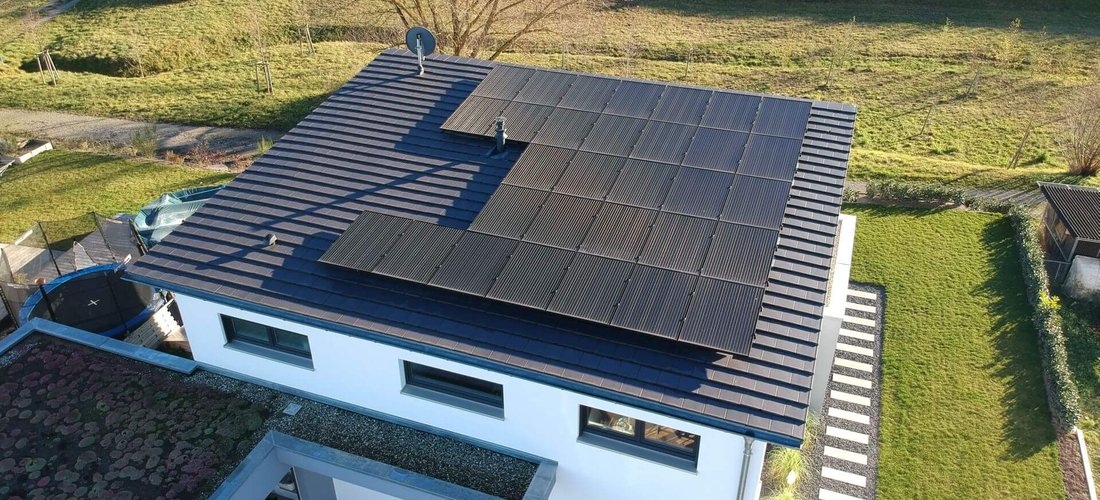Mit der Photovoltaikanlage mit knapp 10 Kilowatt Leistung kann die Familie in der Nähe von Horb am Neckar 74 Prozent ihres Strombedarfs decken. (Foto: Adrex Wehle)
