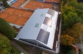 Hier sehen Sie die Photovoltaikanlage auf der Tennishalle des TEC Waldaus in Stuttgart (Foto: TEC Waldau)