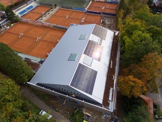 Hier sehen Sie die Photovoltaikanlage auf der Tennishalle des TEC Waldaus in Stuttgart (Foto: TEC Waldau)