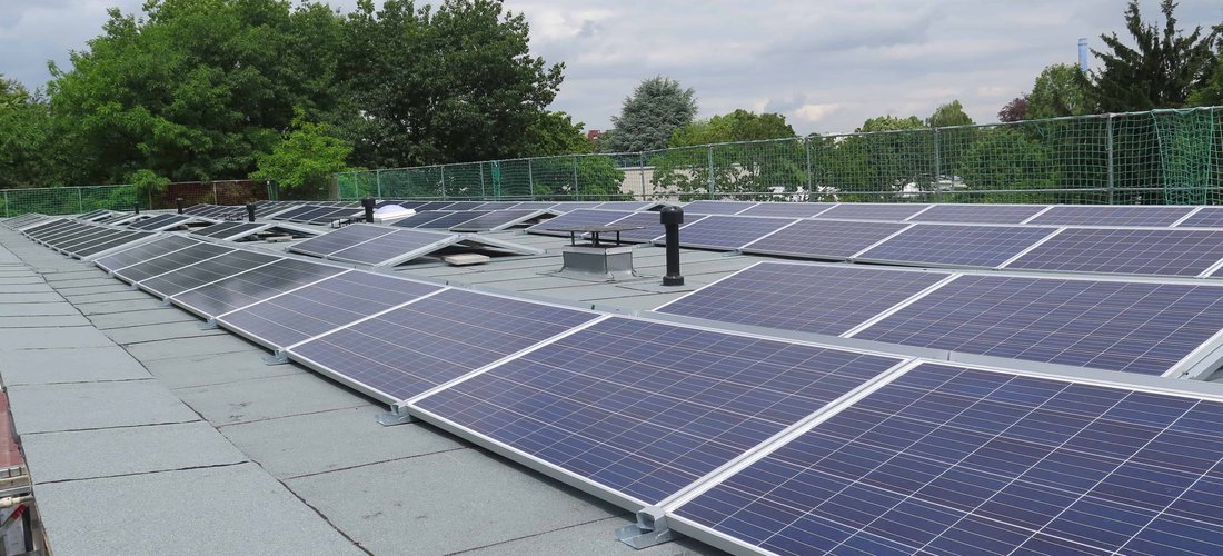 Solaranlage auf dem Dach der WBG-Liegenschaft in Frankfurt am Main (Foto: Wohnbaugenossenschaft in Frankfurt am Main eG)