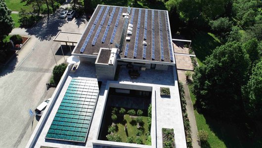 Bischofshaus Rottenburg mit AxSun Solarlaminaten und grünen Solarzellen (Foto: AxSun Solar GmbH & Co. KG)