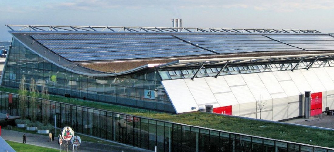 Die Solarmodule der neuen Messehalle in Stuttgart (Foto: IBC Solar)