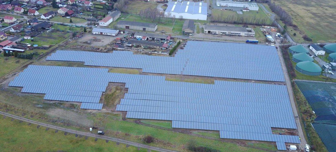 Hier sehen Sie die Solar-Paneele im Solarpark Wiesenburg (Foto: Trianel GmbH)