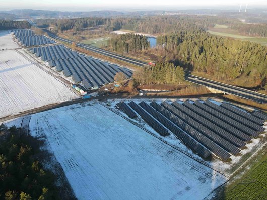 Solarpark Stadelhofen im Winter 2020 (Foto: NATURSTROM AG)