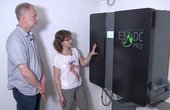 Martin Nyhuis und Dr. Tanja Lippmann am Hauskraftwerk S10 E PRO Foto: E3/DC