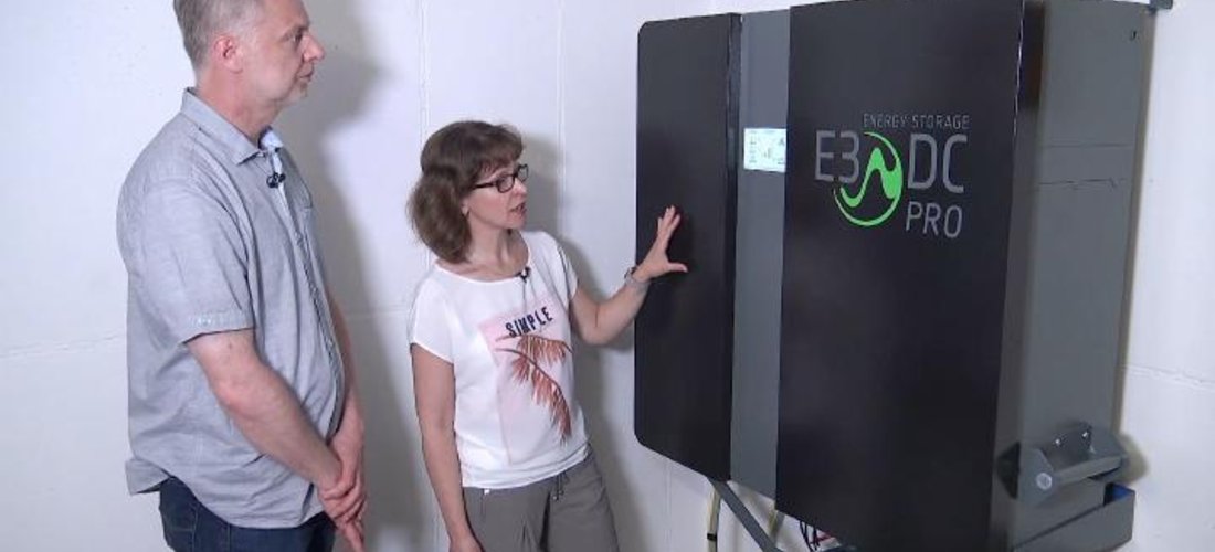 Martin Nyhuis und Dr. Tanja Lippmann am Hauskraftwerk S10 E PRO Foto: E3/DC