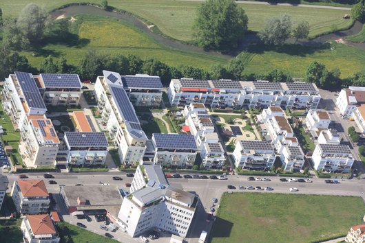 Solaranlagen versorgen die Plusenergiesiedlung Ludmilla-Wohnpark in Landshut (Foto: Ludmilla Wohnbau GmbH)