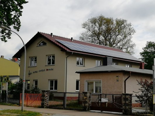 Solarmodule funkeln auf der Musikschule in Oranienburg (Foto: Musikschule Klang-farbe Orange UG)