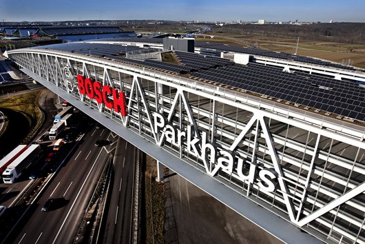 Hier sehen Sie die Solarzellen auf dem Parkhaus an der A8 in Stuttgart (Foto: Flughafen Stuttgart GmbH)