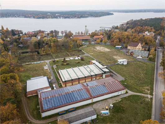 Neue Solaranlage für das Wasserwerk Beelitzhof: Eine Halle ist bereits fast belegt, inzwischen ist auch das Dach dahinter voller PV-Module. (Foto: Berliner Stadtwerke/ Reiner Freese)