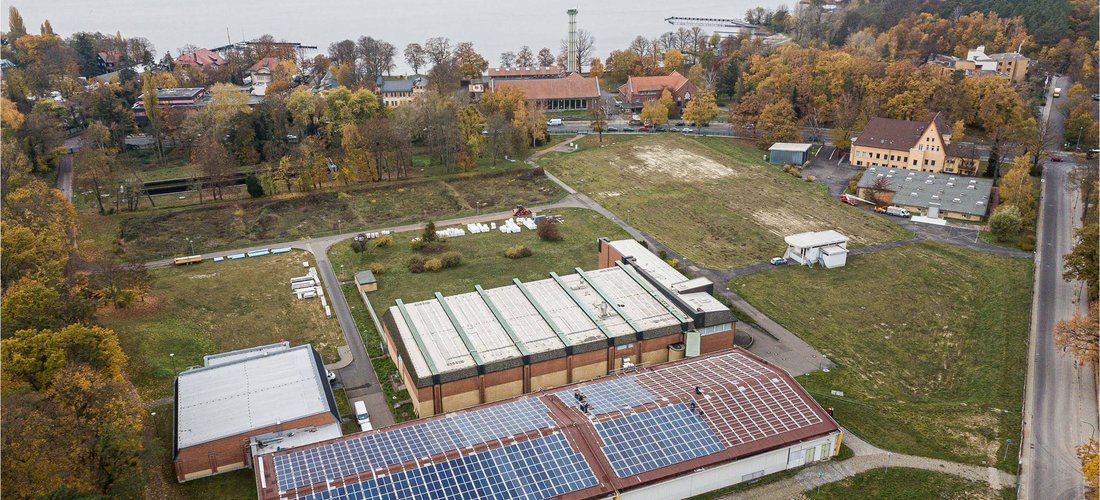 Neue Solaranlage für das Wasserwerk Beelitzhof: Eine Halle ist bereits fast belegt, inzwischen ist auch das Dach dahinter voller PV-Module. (Foto: Berliner Stadtwerke/ Reiner Freese)