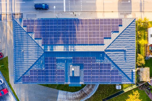 Hier sehen Sie die 144 Solarmodule auf dem Energieeffizienzhaus in Straubing (Foto: SOLARIMO GmbH)