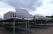 Nachgeführte Solaranlage auf dem Schulgelände des Gymnasiums Harksheide in Norderstedt (Foto: phovo.de)