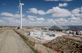Im nordfriesischen Bosbüll errichtete GP JOULE 2020 im Rahmen des Projekts eFarm einen Elektrolyseur, der aus Wind- und Solarstrom Wasserstoff herstellt. (Foto: GP JOULE)
