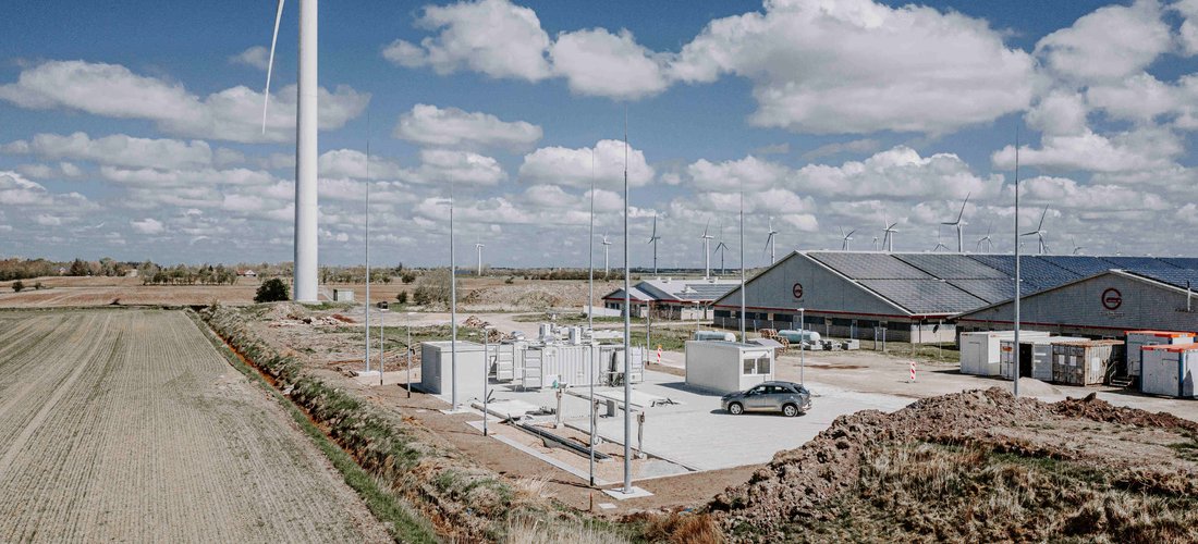 Im nordfriesischen Bosbüll errichtete GP JOULE 2020 im Rahmen des Projekts eFarm einen Elektrolyseur, der aus Wind- und Solarstrom Wasserstoff herstellt. (Foto: GP JOULE)