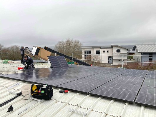 Solaranlage auf dem Dach der Reithalle von Sabrina Hardy in Osburg (Bildrechte: WI Energy)