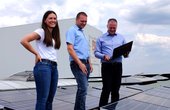 Geschäftsführerin Annika Trappmann (links), Leiter der Elektroabteilung Mirko Rauber (Mitte) und Geschäftsführer Technik, Thorsten Hack (Foto: © Blechwarenfabrik Limburg)