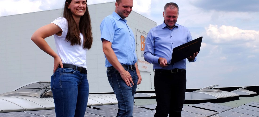 Geschäftsführerin Annika Trappmann (links), Leiter der Elektroabteilung Mirko Rauber (Mitte) und Geschäftsführer Technik, Thorsten Hack (Foto: © Blechwarenfabrik Limburg)
